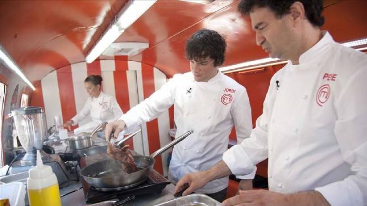 Samantha Vallejo-Nágera,  Jordi Cruz y Pepe Rodríguez Rey,  jurado de 'Masterchef', en un momento de 'Cocineros al volante'.-
