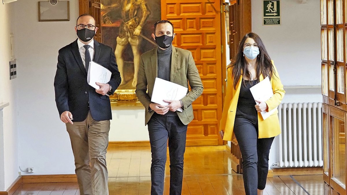 Víctor Alonso, Conrado Íscar y Gema Gómez momentos antes de presentar los Presupuestos, ayer. / E. M.