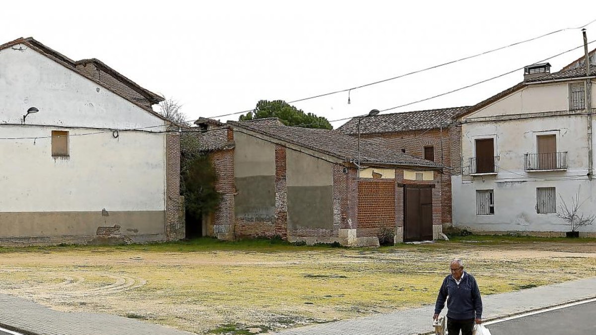 Solares expropiados para urbanizar la Plaza Mayor de Rueda.-J. M. LOSTAU