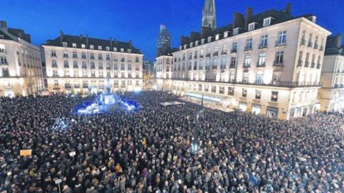 Concentración multitudinaria en la Place Royale de Nantes.-Foto: AFP / GEORGES GOBET, JULIO CARBO, EFE / MARTIAL TREZZINI, AP PHOTO / CHRISTOPHE ENA, AFP / LEON NEAL, AFP/THIBAULT CAMUS,CARLOS MONTAÑES
