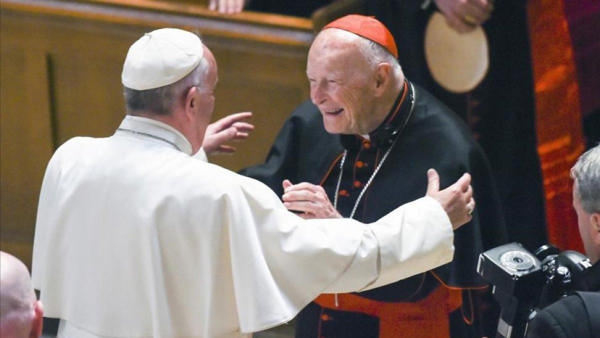 El Papa saluda a McCarrick, en el 2015.-JOHNATHAN NEWTON