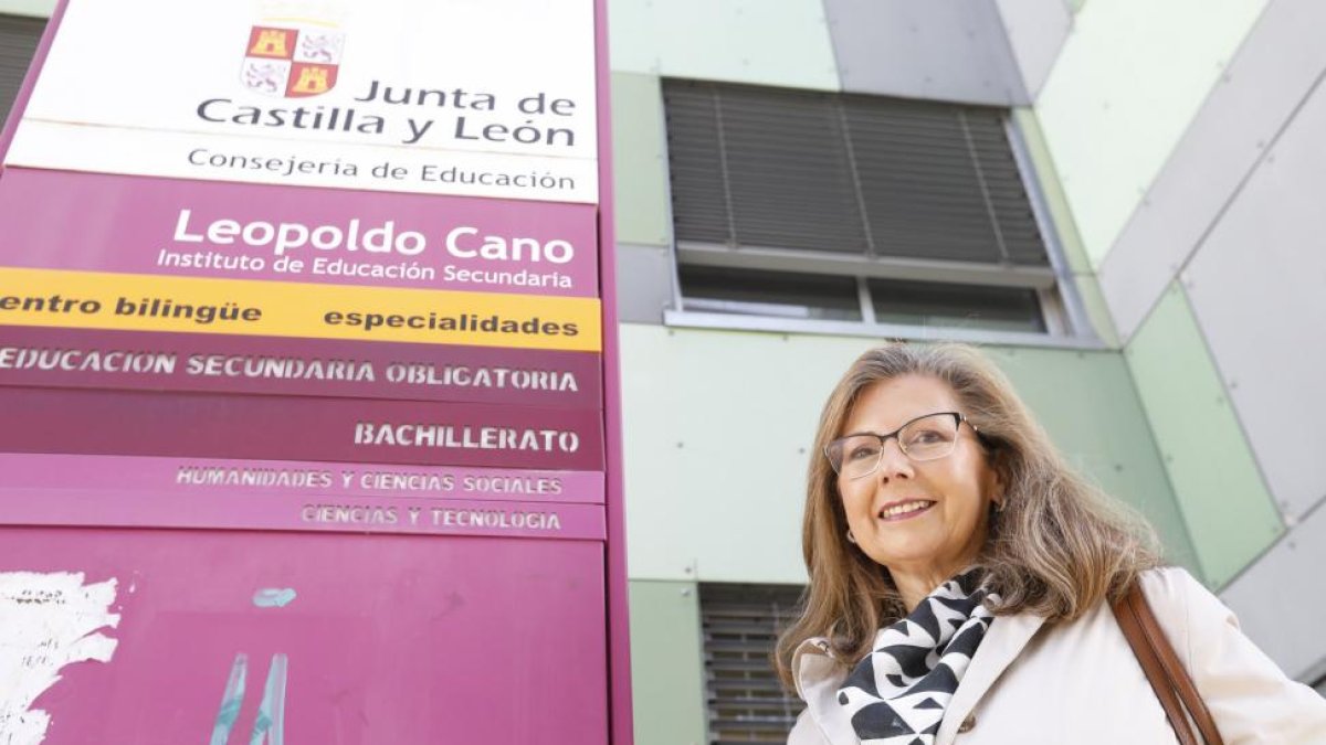 Evangelina Álvarez, ex directora del Leopoldo Cano, frente al instituto vallisoletano.-J. M. LOSTAU