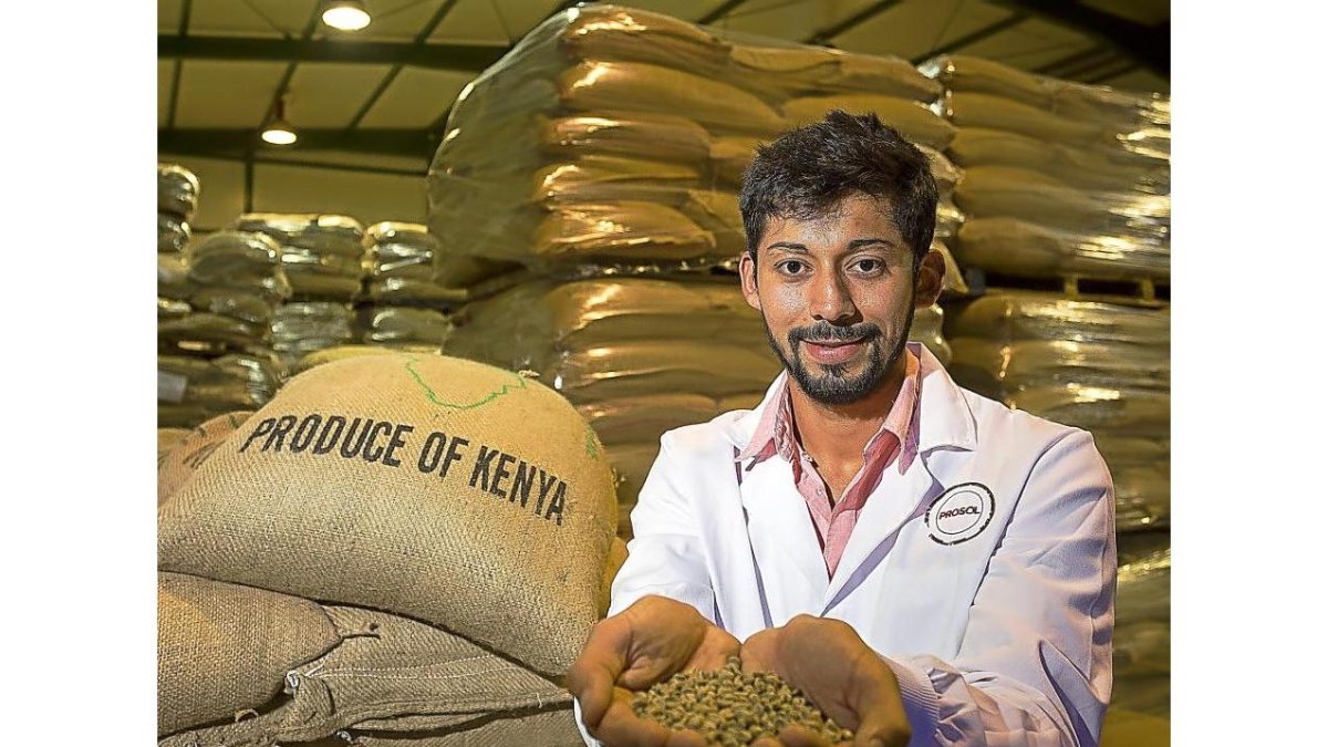 Grabiel Céspedes muestras en sus manos los granos de café en la fábrica palentina de Prosol.-MIGUEL Á. SANTOS