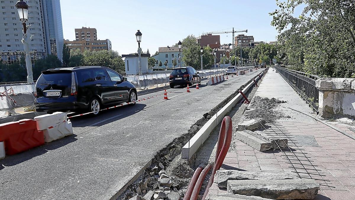 Continúan las obras en el Puente Mayor.-J.M. LOSTAU