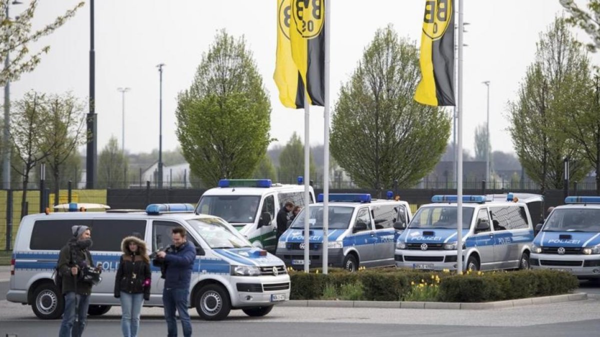 La policía monta guardai en las instalaciones del Borussia Dortmund.-AP / MARIUS BECKER