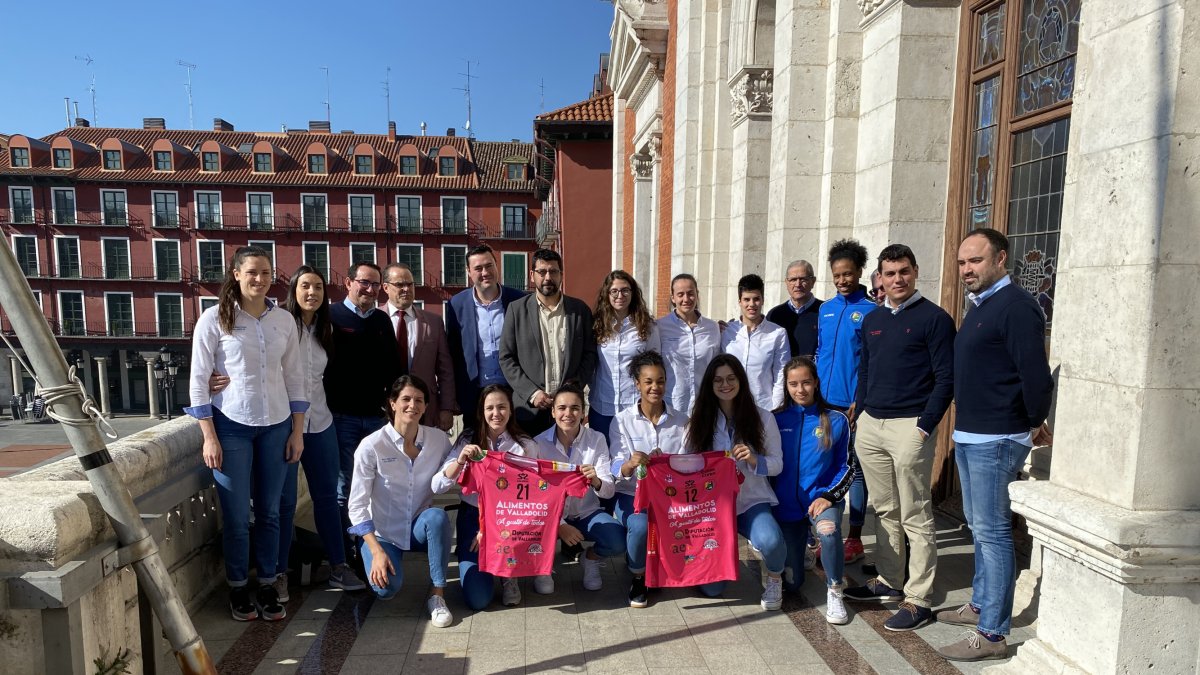 Jugadoras, cuerpo técnico y directivos posan en el balcón del Ayuntamiento durante la presentación del debut en la Women’s Challenge Cup. G. VELASCO