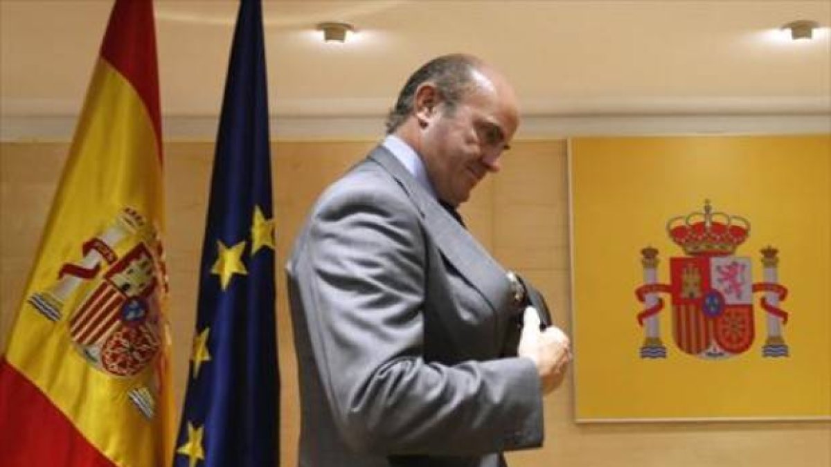 El ministro de Economía, Luis de Guindos, ayer tras la rueda de prensa en el ministerio.-Foto: JUAN MANUEL PRATS