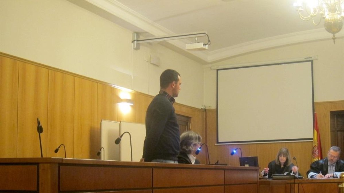 El acusado, de pie, durante el juicio.-EUROPA PRESS