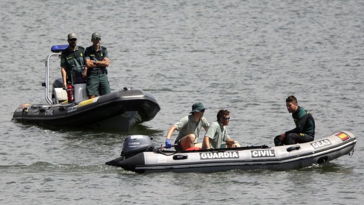 Miembros de los GEAS continúan la búsqueda del joven desaparecido en aguas del embalse de la Cuerda del Pozo.-ICAL