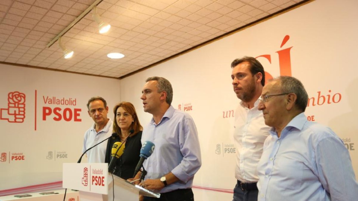 El alcalde de Valladolid, Óscar Puente, junto a su equipo de gobierno comparece después de los resultados de las elecciones.-ICAL