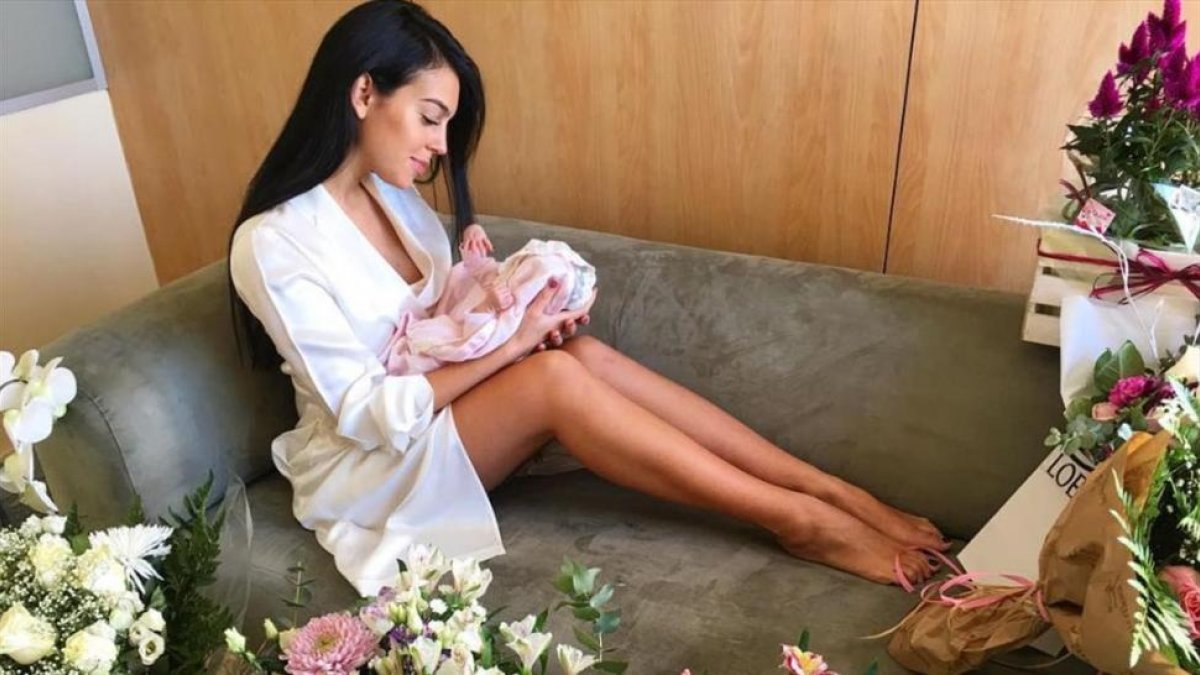 Georgina Rodríguez, con su hija.-EL PERIÓDICO