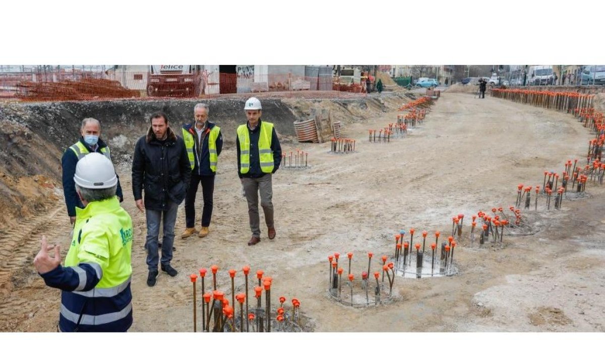 Obras del túnel de Panaderos, donde ya se deja ver dónde irán los pivotes del paso elevado. J. M. LOSTAU