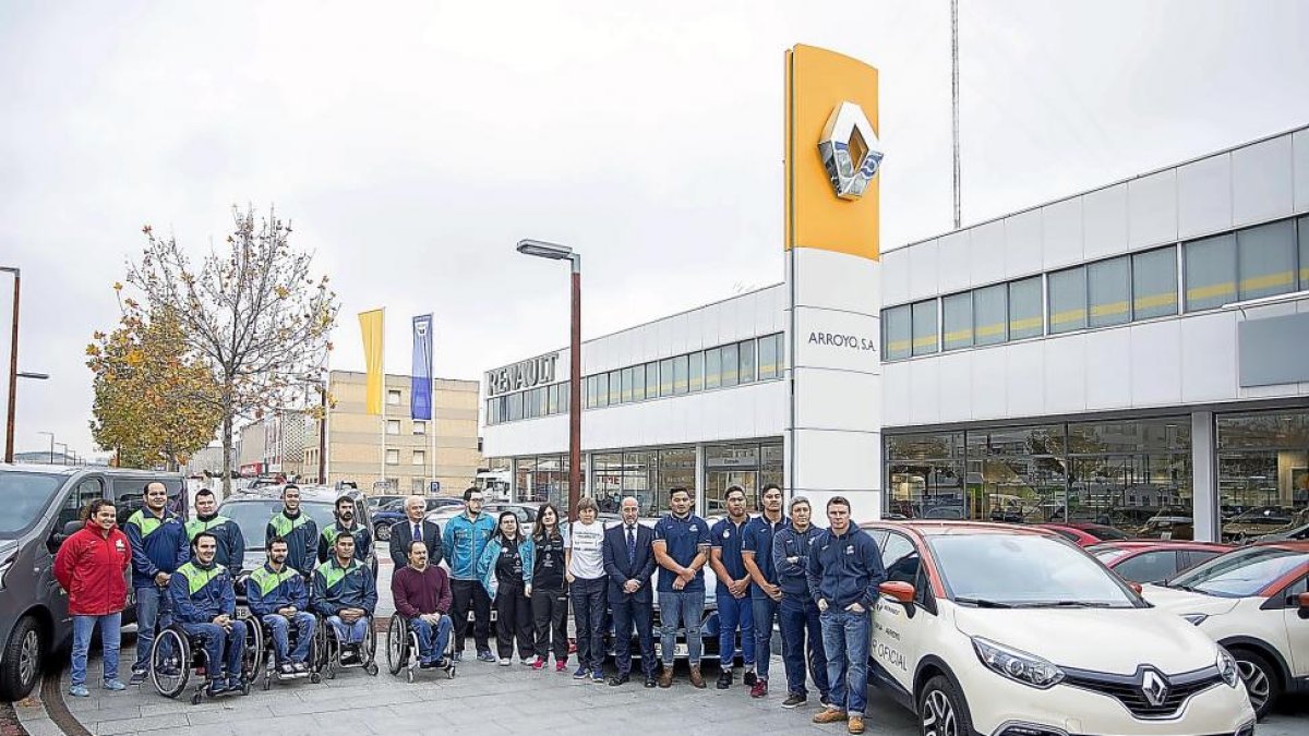 Representantes de los cuatro clubes patrocinados ayer en Vasa Renault.-PABLO REQUEJO