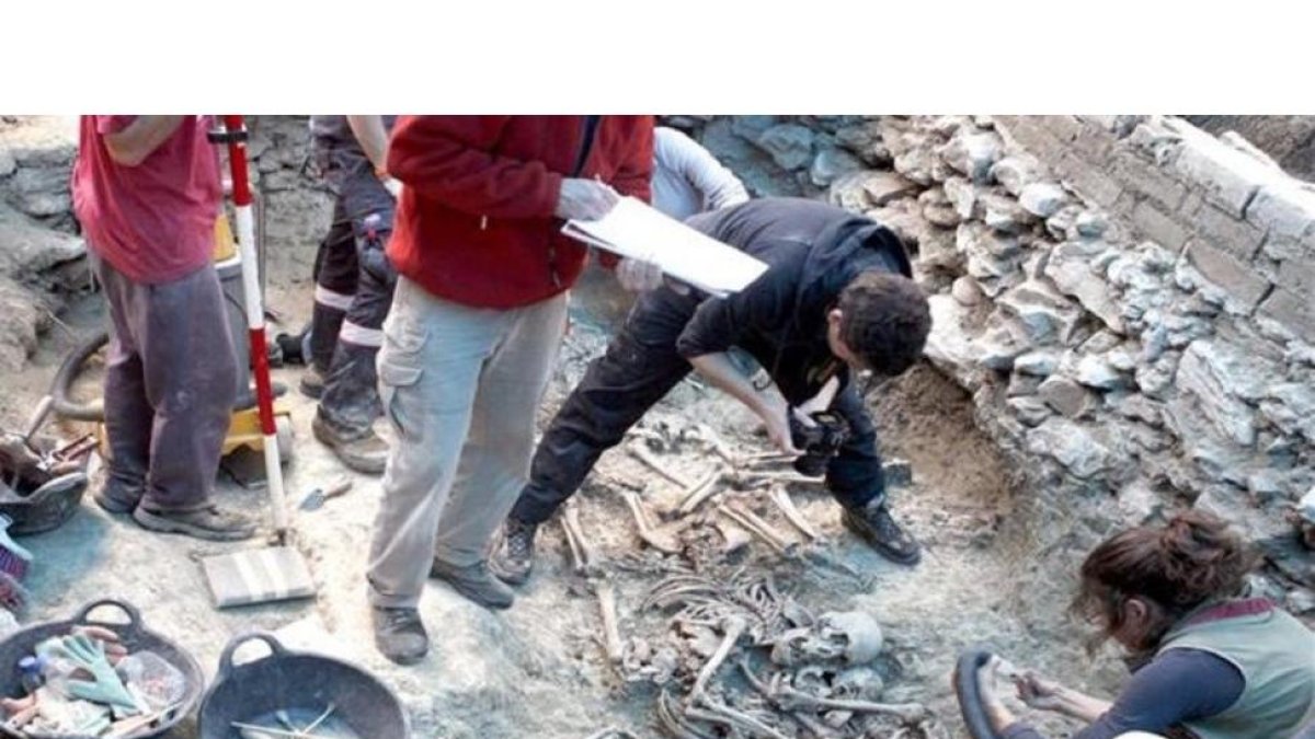 Trabajos de exhumación en una fosa de Gurb.-EL PERIÓDICO