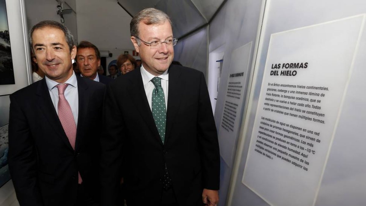 El alcalde de León, Antonio Silván, y el director territorial de la Caixa en Castilla y León y Asturias, José Manuel Bilbao, presentan la exposición itinerante ‘El Ártico se rompe’-ICAL