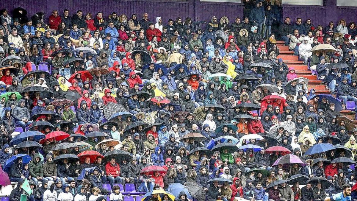 La grada de Zorrilla llena, a pesar de la lluvia, en la última final de la Copa.-MIGUEL ÁNGEL SANTOS