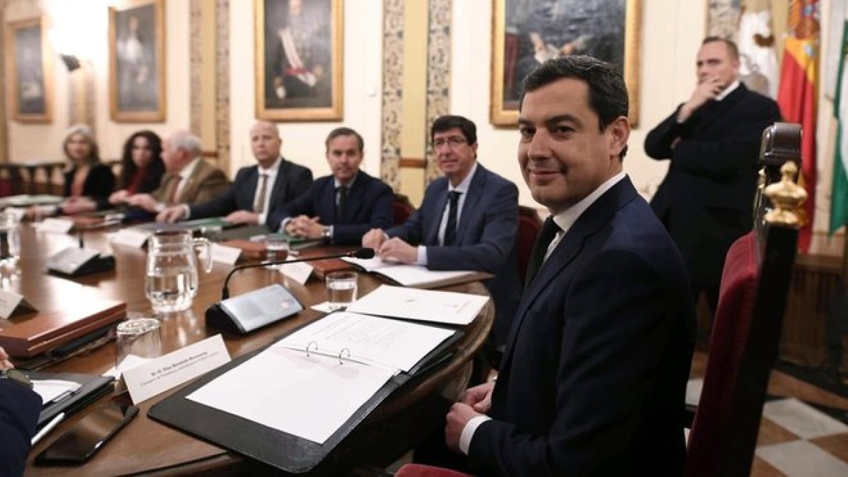 Moreno Bonilla preside la primera reunión del Consejo de Gobierno de la Junta de Andalucía.-
