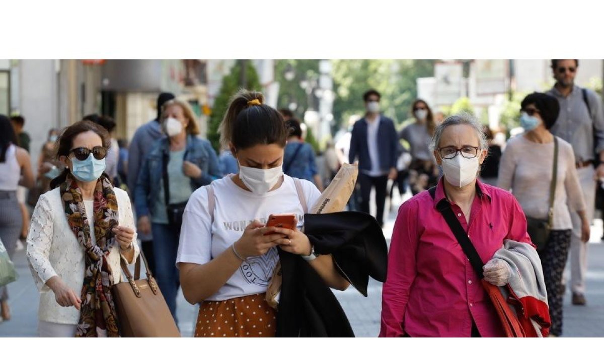 Gente paseando por la calle Santiago de Valladolid. J. M. LOSTAU