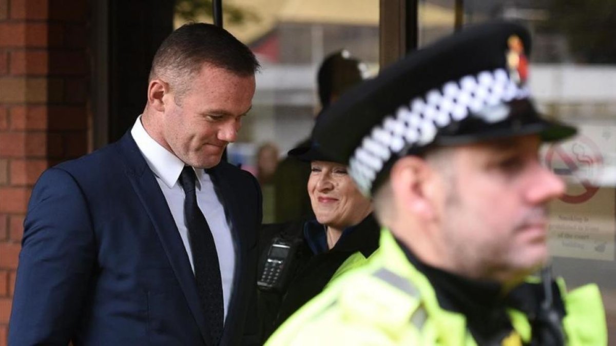 Wayne Rooney, este lunes, a la salida del juzgado de Stockport.-AFP