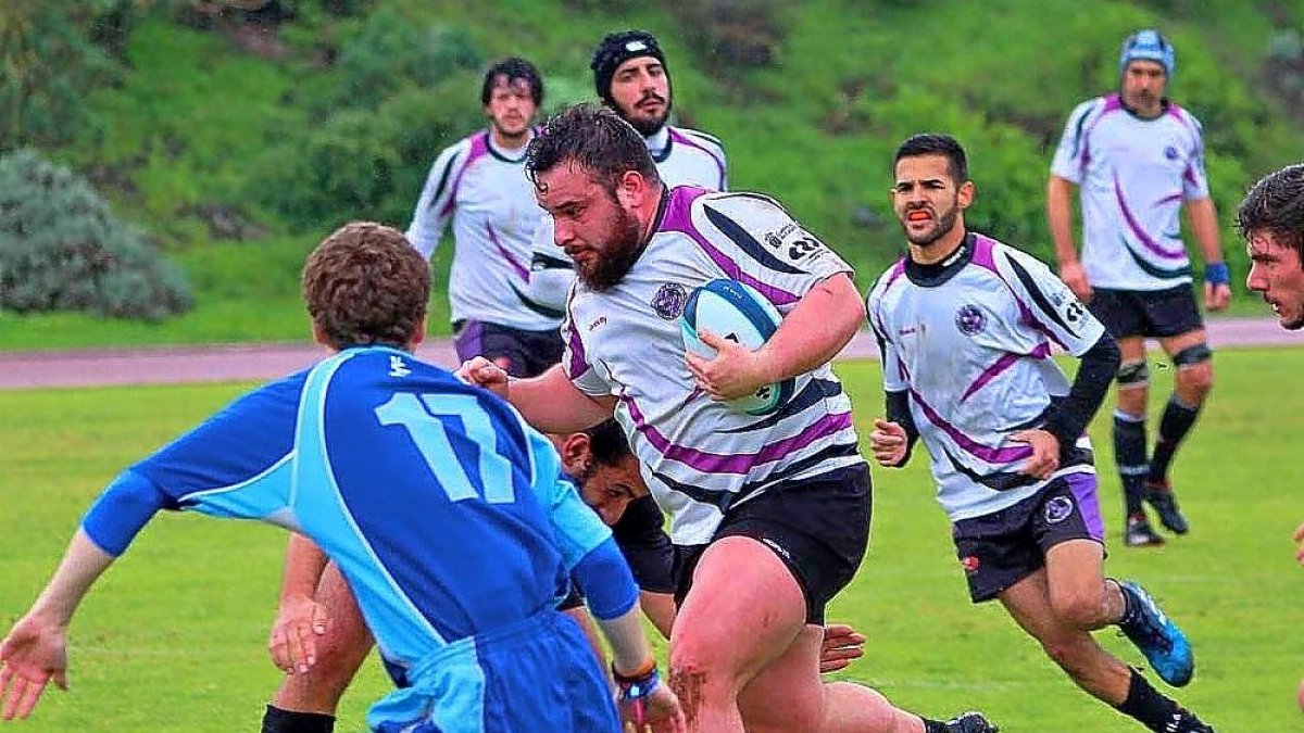 José Manuel Coronado avanza con el oval.-RUGBY UNIVERSIDAD DE LA LAGUNA