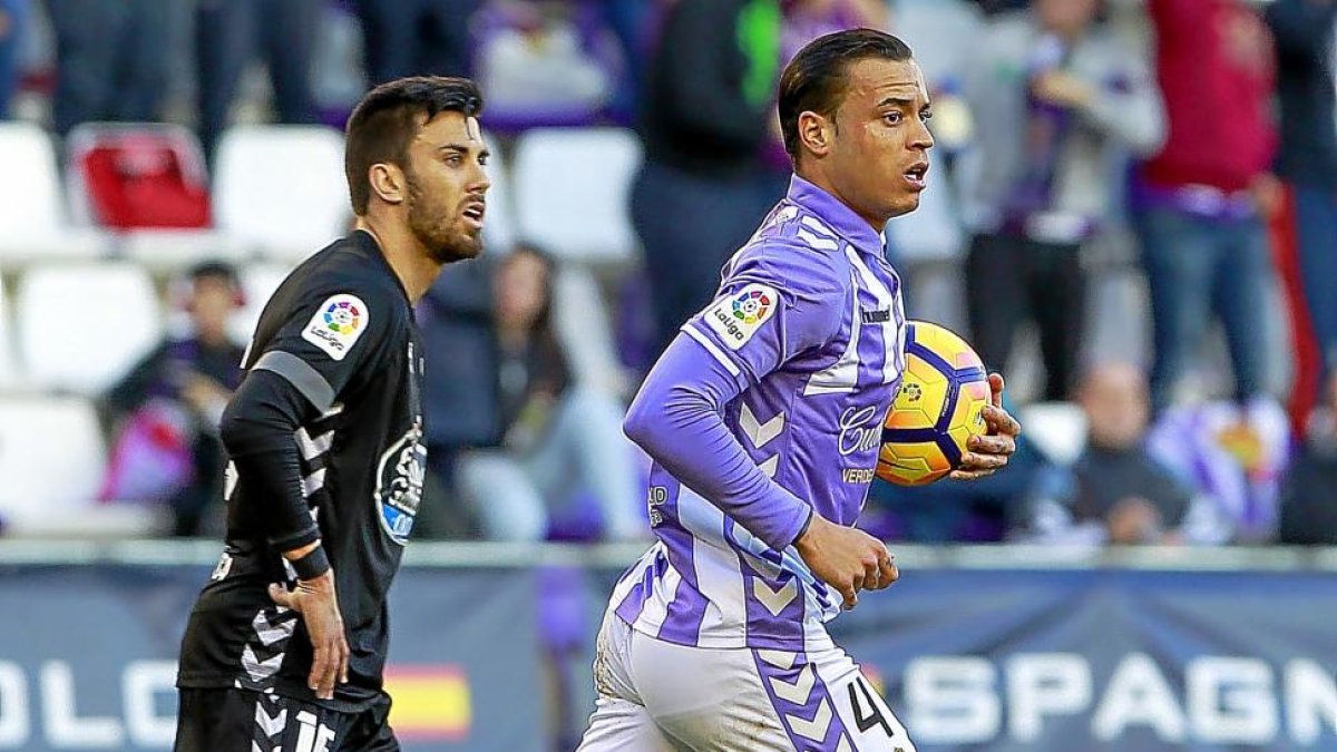 De Tomás corre con el balón tras lograr el empate frente al Lugo. J. M. LOSTAU-J. M. LOSTAU
