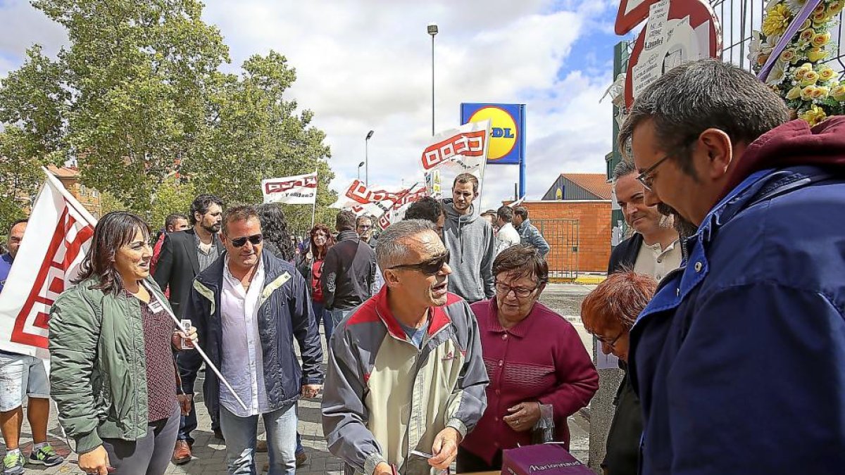 Los trabajadores de Lauki recogen firmas a las puertas de la empresa.-MIRIAM CHACÓN