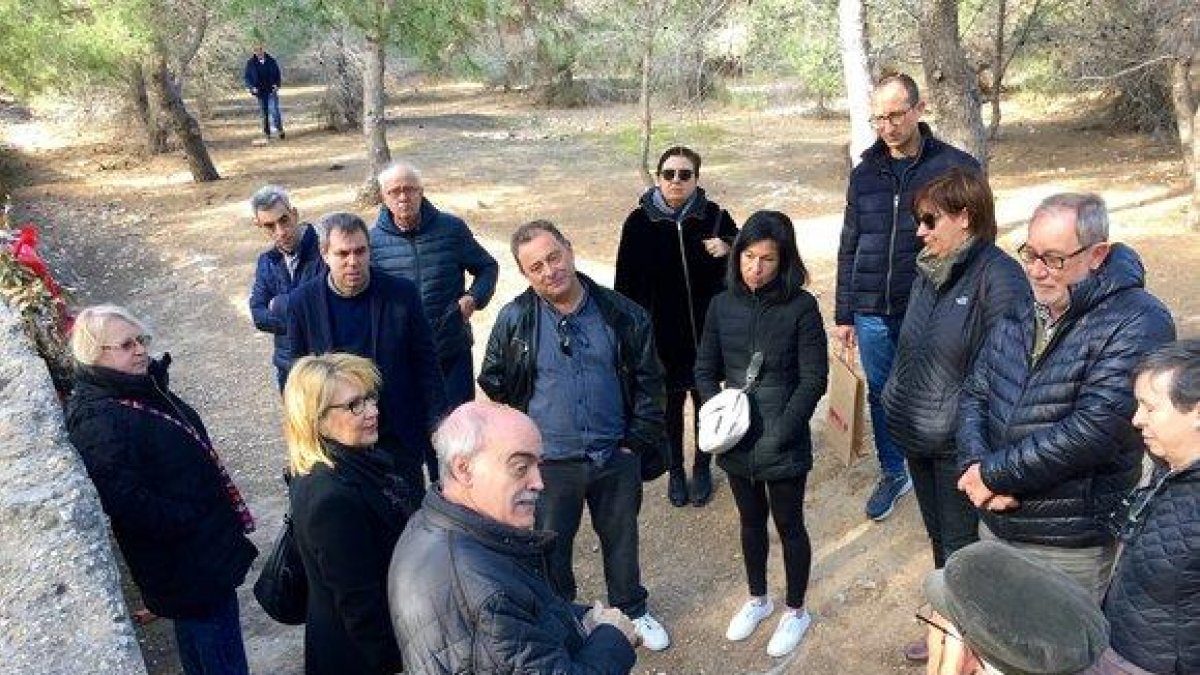 Familias de madrileños fusilados por el franquismo, en el paredón de Paterna (Valencia) este viernes.-EL PERIÓDICO