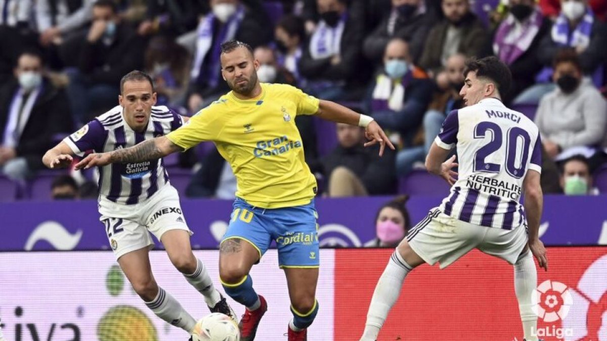 Jesé se marcha de la entrada de Nacho, ante la mirada de Morci. / LA LIGA