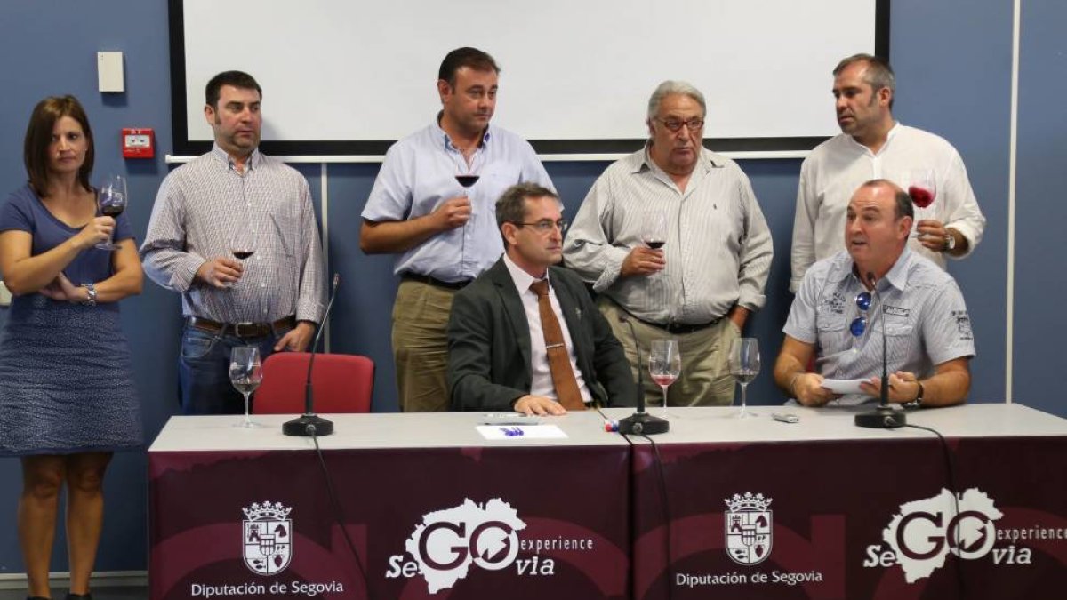 El presidente de la DO Vinos de Valtiendas, Venancio de Andrés, acompañado por el diputado de Promoción Económica, Jaime Pérez, y por los directores técnicos de las denominaciones de origen de vinos de Castilla y León y sumilleres de esta Comunidad, prese-Ical
