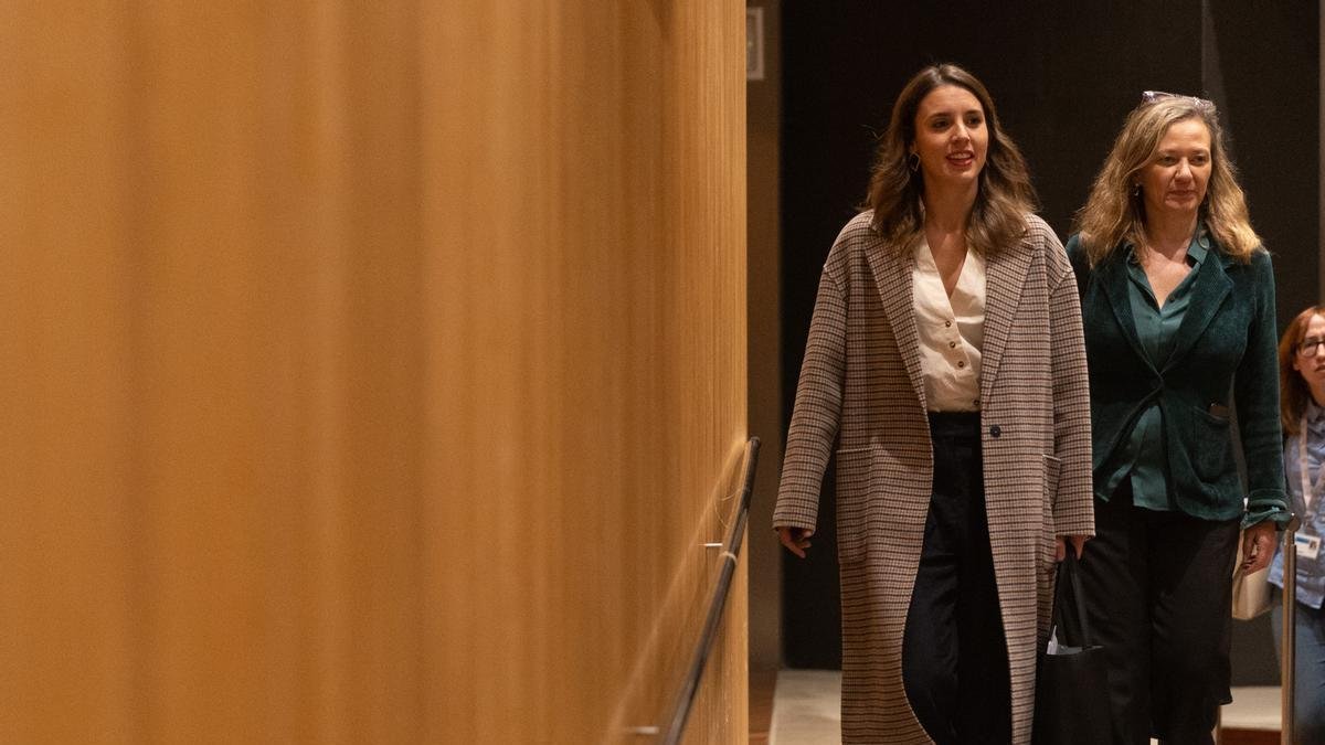 La ministra de Igualdad, Irene montero, junto a la delegada del Gobierno contra la Violencia de Género, Victoria Rosell. EUROPA PRESS