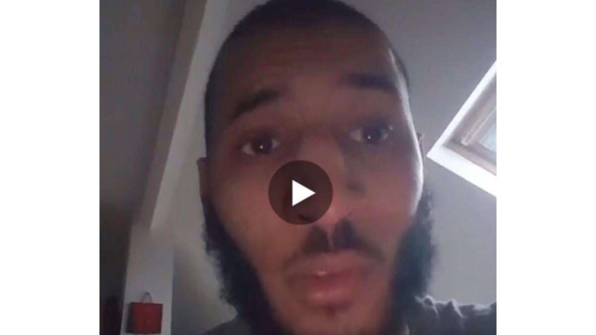 Imagen del terrorista dentro de la casa de los terroristas asesinados.-