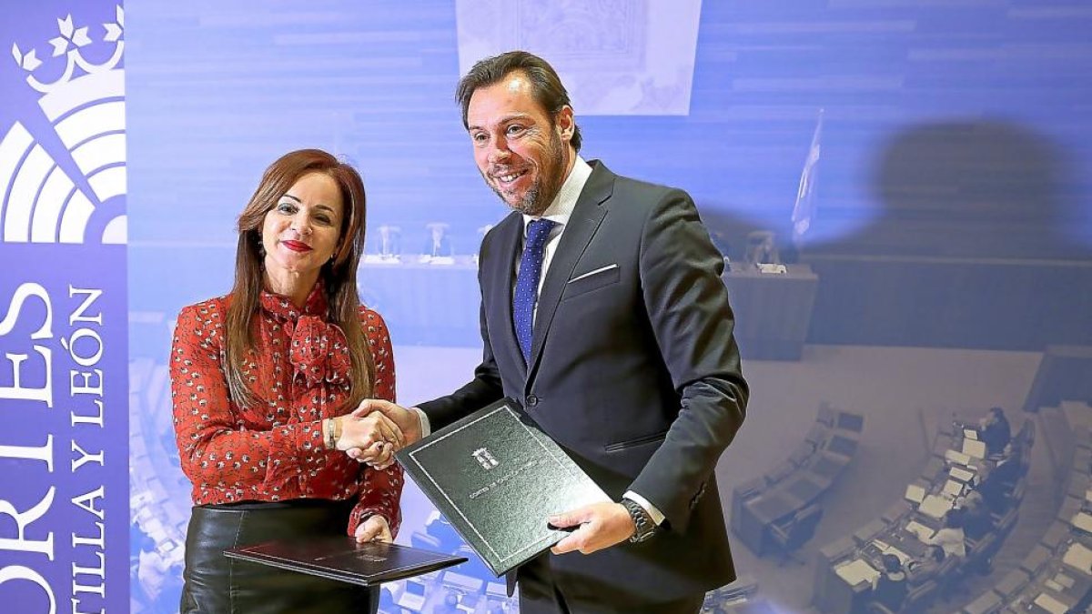 Silvia Clemente y Óscar Puente tras la firma del convenio entre el Ayuntamiento de Valladolid y las Cortes.-ICAL
