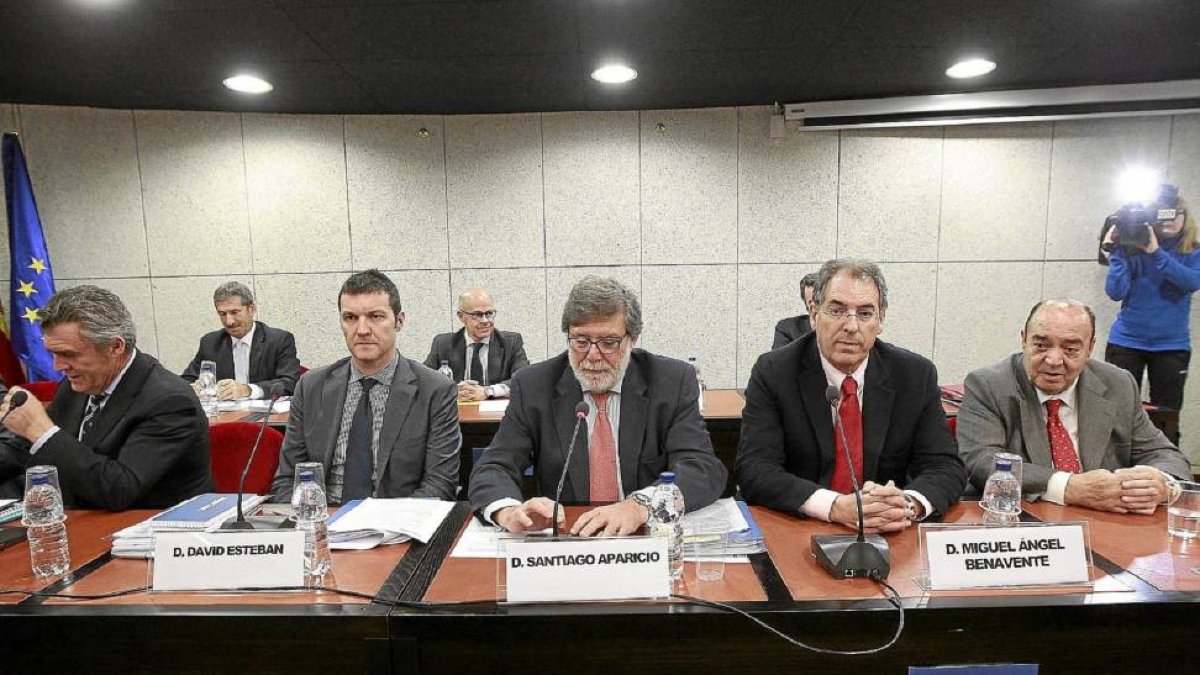 Cepedeano, Esteban, Aparicio, Benavente y Primo, en la Asamblea Extraordinaria de Cecale celebrada en la sede del CES-J.M.Lostau