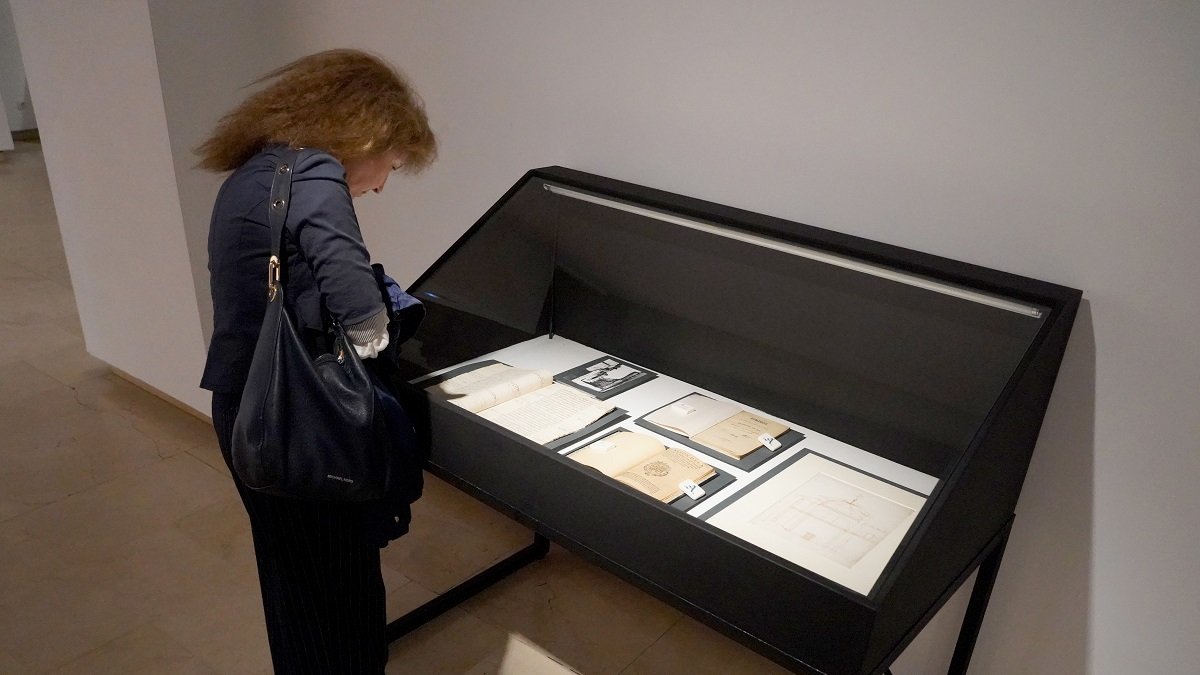 El presidente de la Diputación de Valladolid, Conrado Íscar, el coronel gobernador del Palacio Real, Carlos Hidalgo, y el comisario de la exposición, Ángel Laso, inauguran la exposición 'El Rey nuestro vecino: testimonios del Palacio Real de Valladolid', que forma parte de los actos conmemorativos del V Centenario del Palacio Real.- ICAL