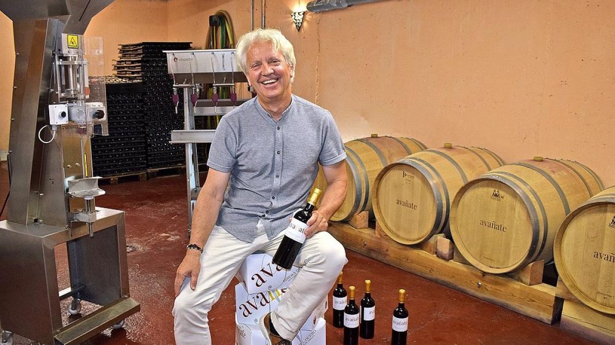 Víctor, en el interior de su pequeña bodega ribereña, donde realiza todo el proceso de elaboración del vino, desde la fermentación al embotellado.-ARGICOMUNICACIÓN