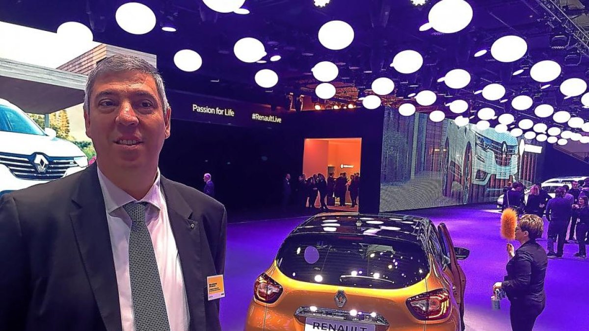 El presidente de Renault España, José Vicente de los Mozos, con el nuevo Captur, en Ginebra.-E. M.