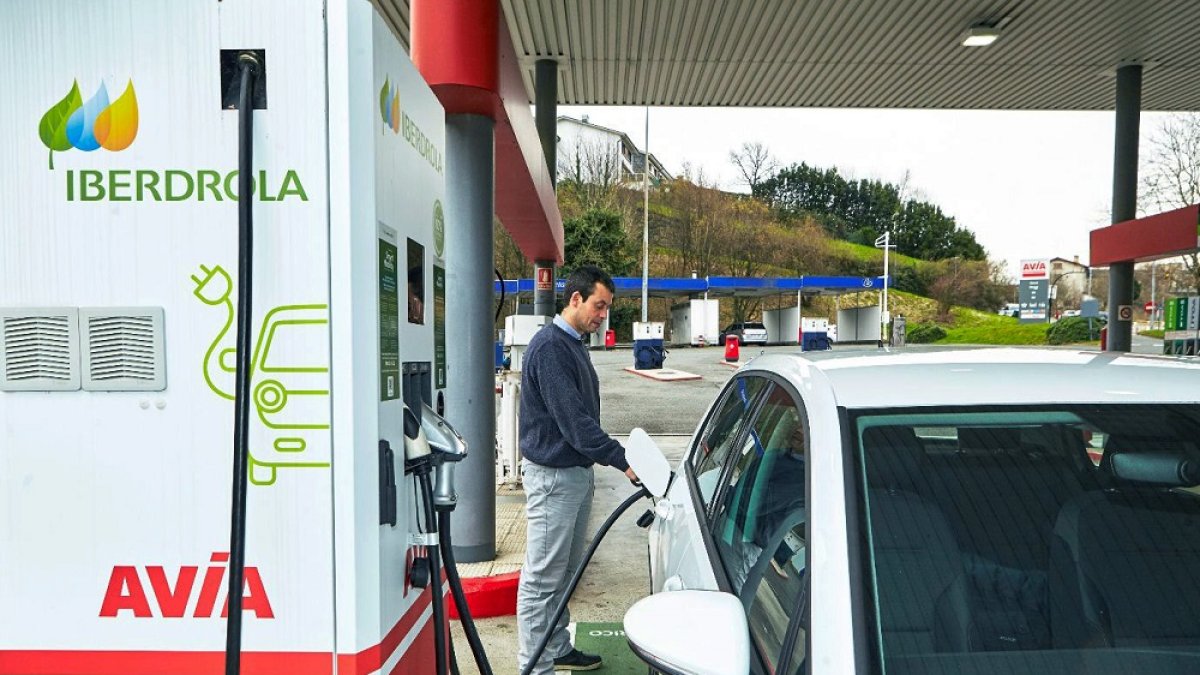 Punto de recarga rápida de vehículos eléctricos en Laguna de Duero.- ICAL