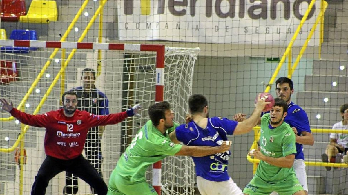 Un jugador del Antequerra agarra de la camiseta a Rober para evitar un lanzamiento-LOF