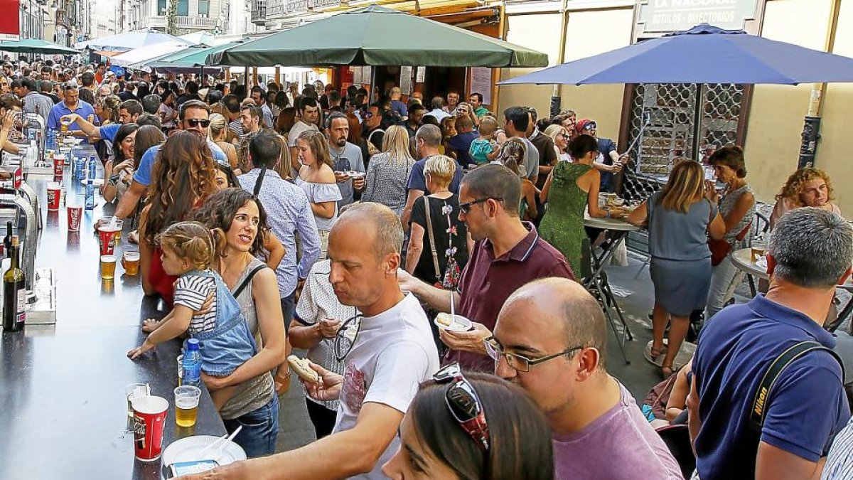 Asistentes a la Feria de Día durante las fiestas del pasado año.-J.M. LOSTAU