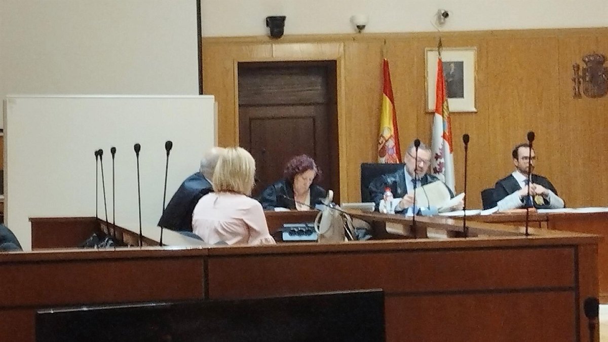 La acusada de sacar 18.000 euros de la cuenta de su padre, aprovechando su demencia, pacta ocho meses de cárcel. EP
