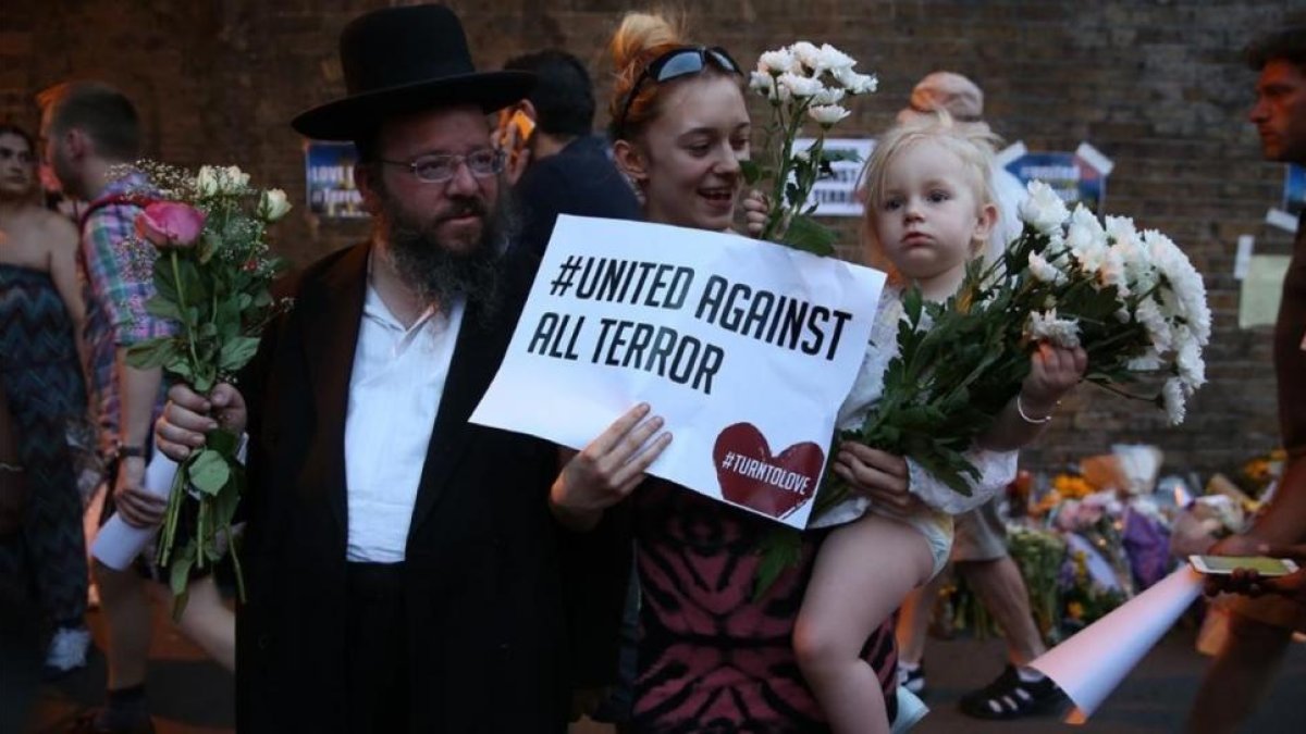Vigilia ante la mezquita de Finsbury Park.-AFP / ISABEL INFANTES