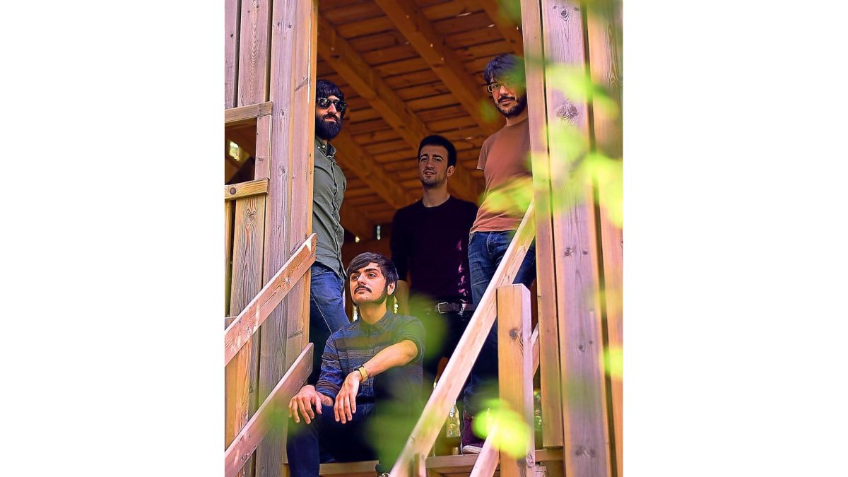 A la izquierda, portada del disco. Arriba, de pie: Guille Aragón, César Fernández y Fernando Delgado; sentado, David Hernández.-B. BUITRÓN