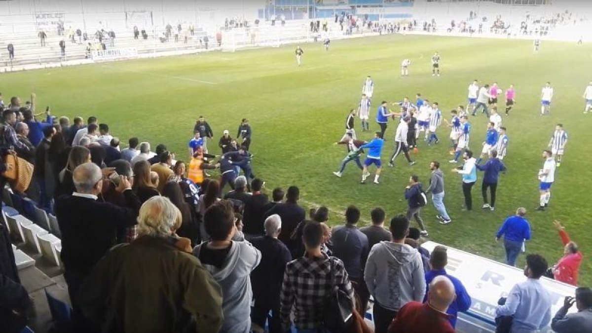 La agresión de los ultras del Xerez a los jugadores del Écija.-DAMIÁN YELAMO