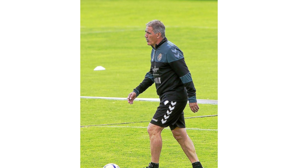 Paco Herrera, con el balón durante un entrenamiento.-J.M. LOSTAU