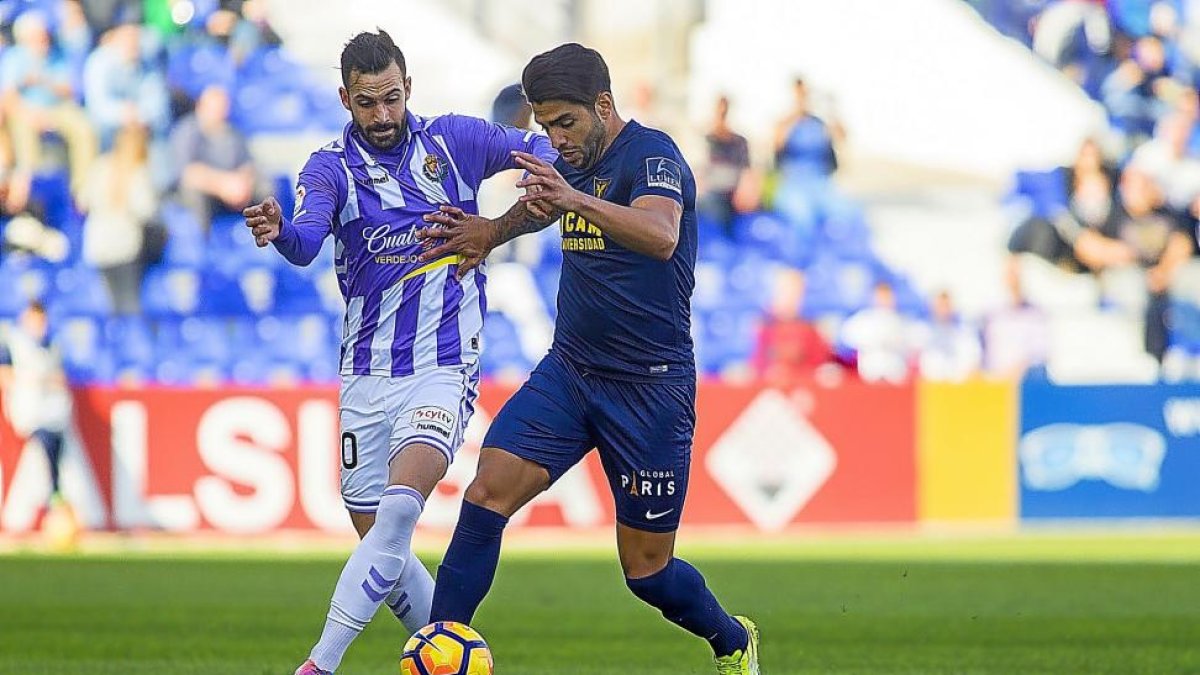 Guitián intenta quitar el balón a un jugador del UCAM Murcia.-ARABA PRESS