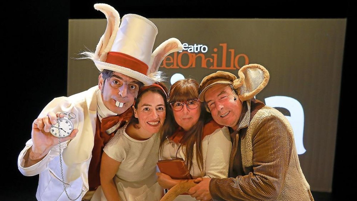 Cuatro actores de ‘Alicia’, ayer, posan durante el ensayo en el LAVA.-LOSTAU