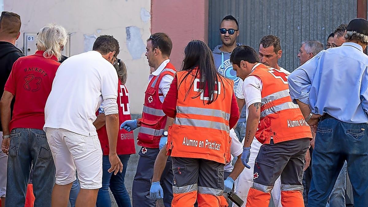 Cruz Roja y los servicios de emergencia atienden al herido abatido por el Toro del Alba.-PHOTOGENIC