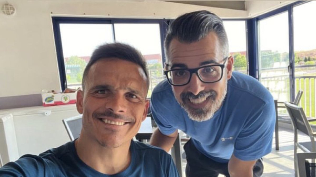 Mesa junto a Raúl Zarzuela en una foto publicada por el jugador. / E. M.