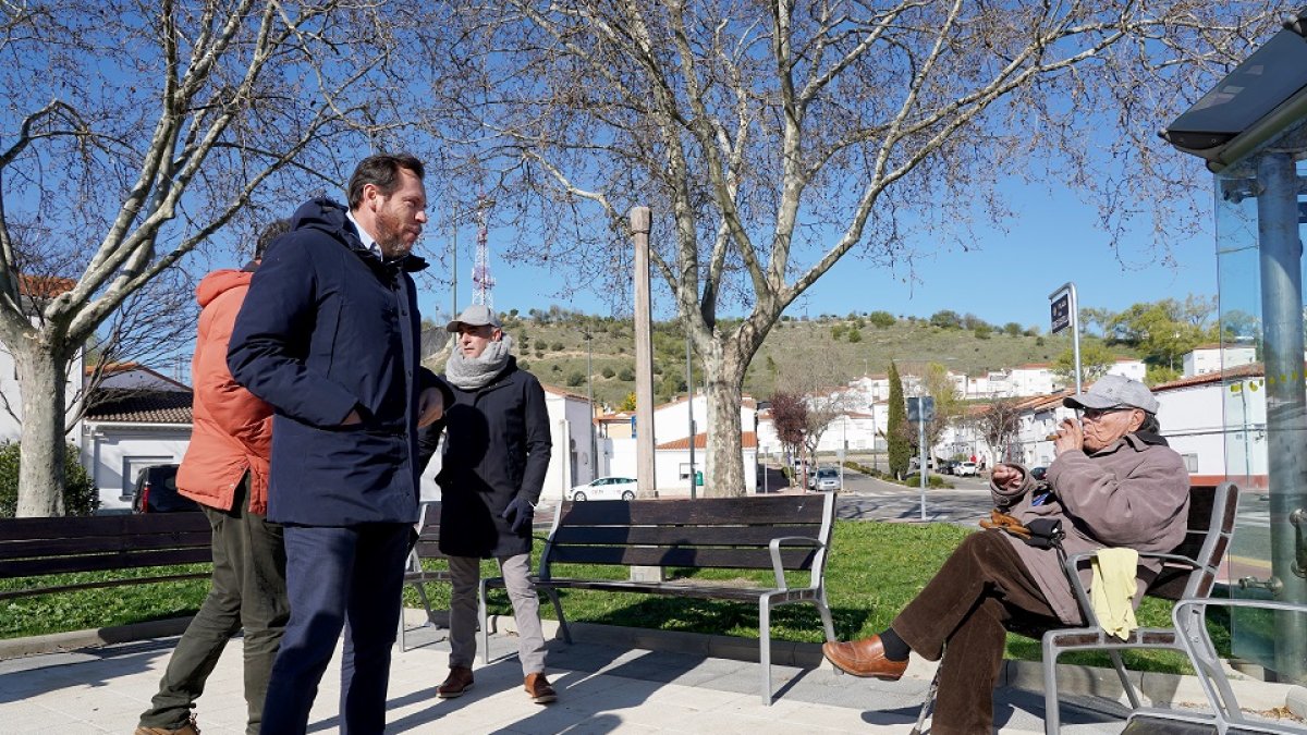 El alcalde de Valladolid, Óscar Puente, visita la obra de reurbanización de la plaza Cine Castilla.- ICAL
