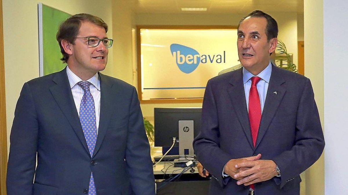 El presidente del PP regional, Alfonso Fernández Mañueco, y el presidente de Iberaval, José Rolando Álvarez.-ICAL